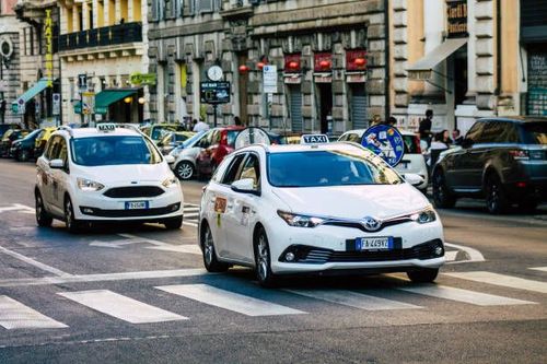 taxi-in-rome-istockphoto-1182985755-612x612.jpg